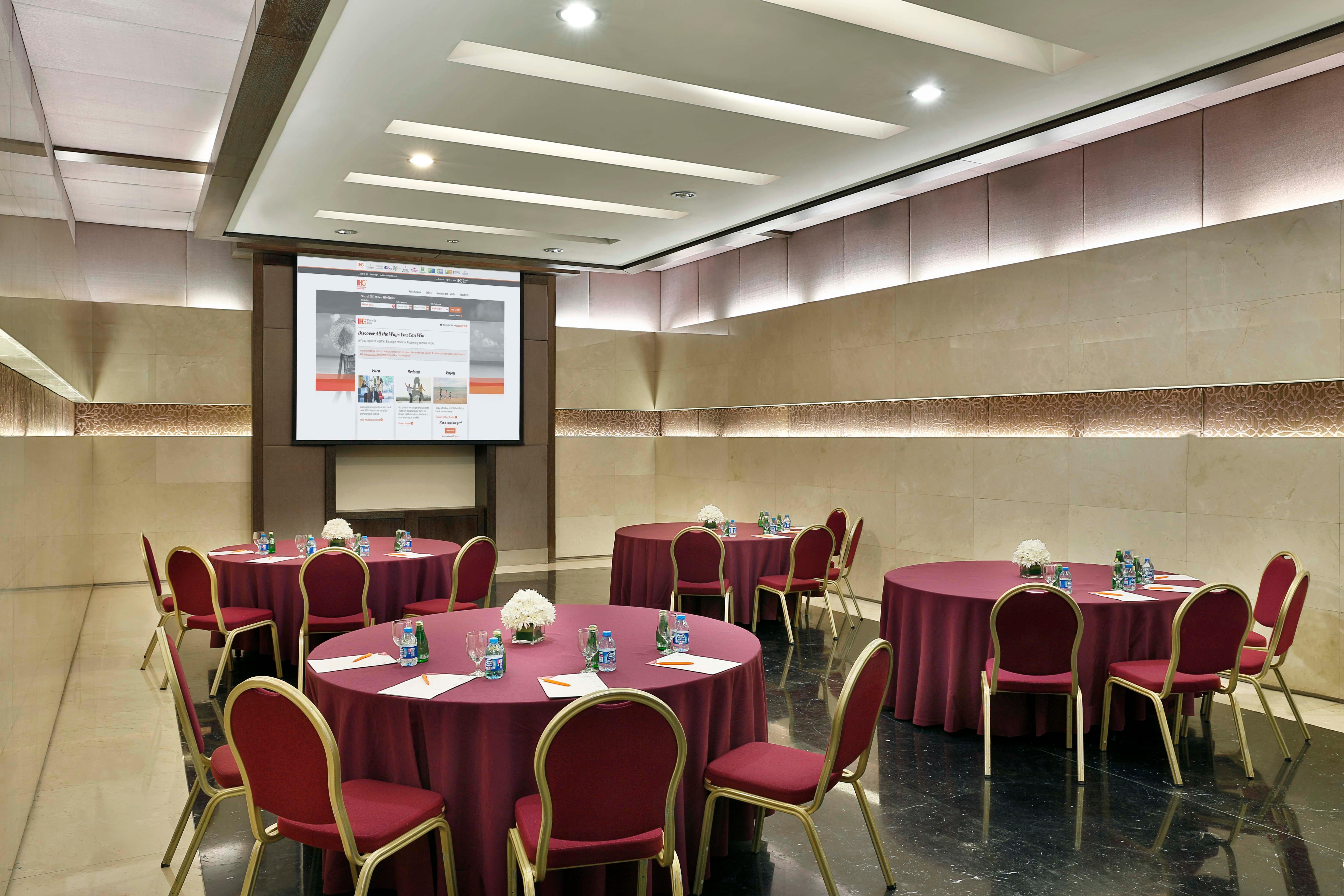Crowne Plaza Amman By Ihg Hotel Exterior photo The meeting room