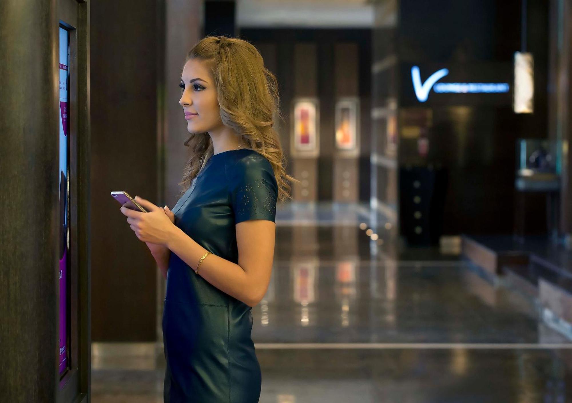 Crowne Plaza Amman By Ihg Hotel Exterior photo A woman using a mobile phone